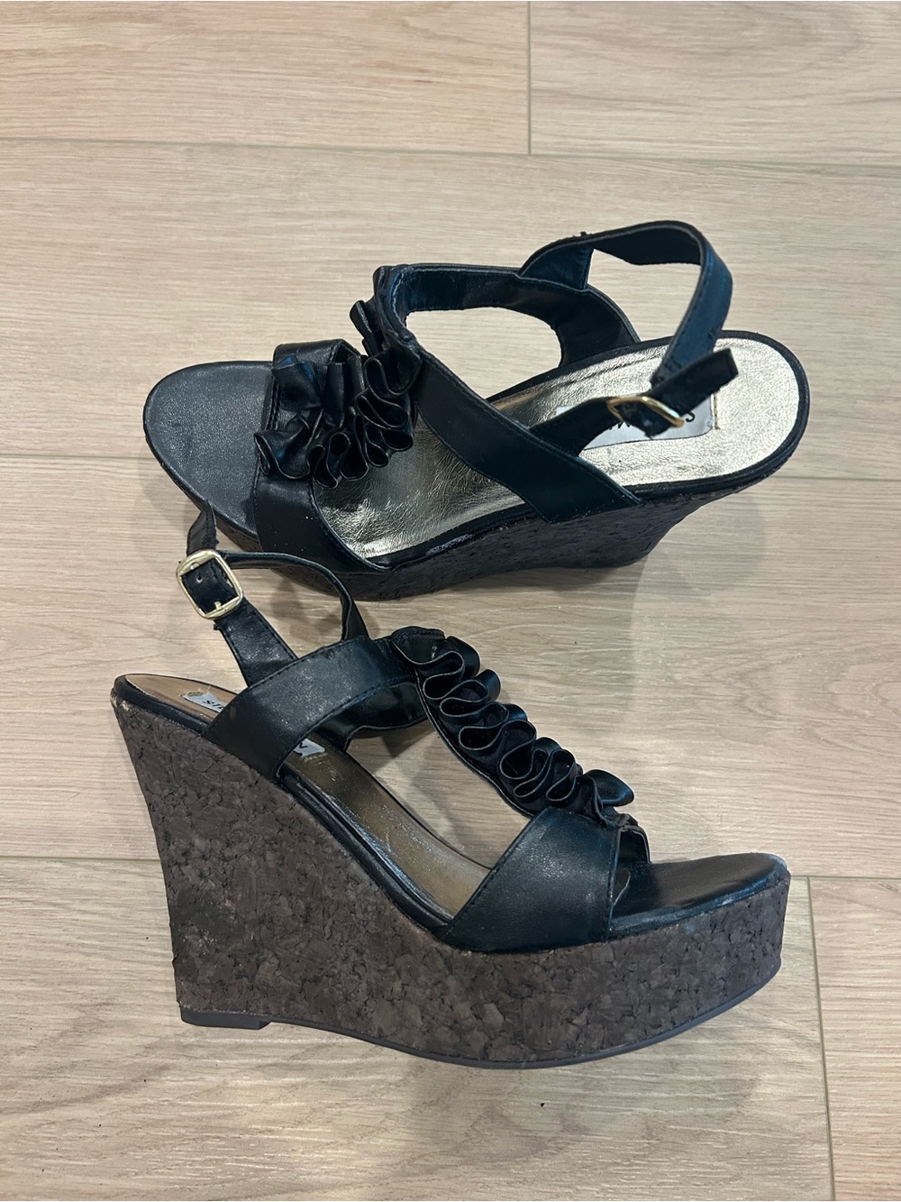 Steve Madden Black Ruffle Cork Wedge Sandals • Size 8 👡🌸